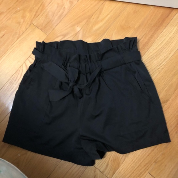 Black paper bag bow tie shorts - Picture 2 of 3